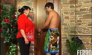 Паренек шпилится с жирней мамкой на полу