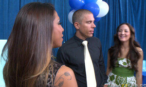 Парень трахнул взрослую модель в гардеробной