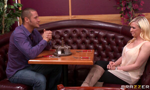 Выеб зрелую в жопу после свидания в ресторане