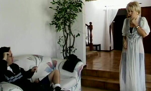 Прочистил жопу мамочки большим членом