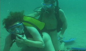 Крутой секс пары водолазов под водой