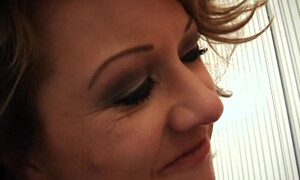 Две мамки обслужили большой член и получили сперму в рот