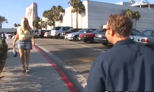 Секси мамка тридцати лет ебется с ухажером