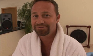 Зрелая жена после массажа трахается с мужем