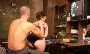 Мать застукала сына за мастурбацией и помогла ему кончить