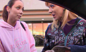 Секс со страпоном втроем с молоденькой красоткой