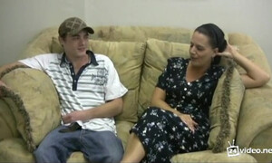 Красивая мама дрочит сыну и не стесняется