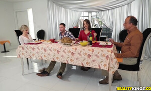 Мамка с дочкой поделили на кухне бойфренда