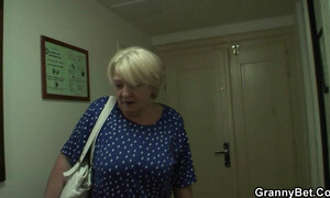 Бабку за 60 грубо выебал молодой сосед после шоппинга