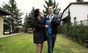 Красивая мамка трахается с молодым сыном