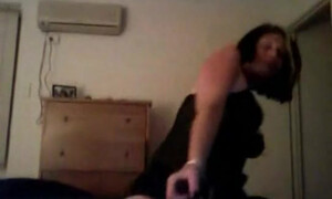 Красивая мама в черном пеньюаре подрочила свой анал вибратором