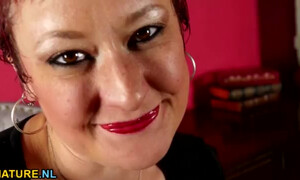 Зрелка в чулочках дрочит влагалище вибратором