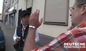 Взрослая немецкая дама трахается в машине с типом