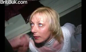 Возбужденные мужчины кончают в ротик взрослой блондинки и она заглатывает сперму